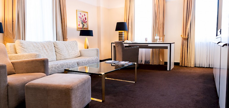 Modern livingroom with desk in one of the "Kaisersuites"